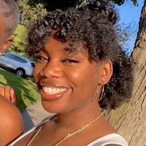 Meet your Posher, Joelle